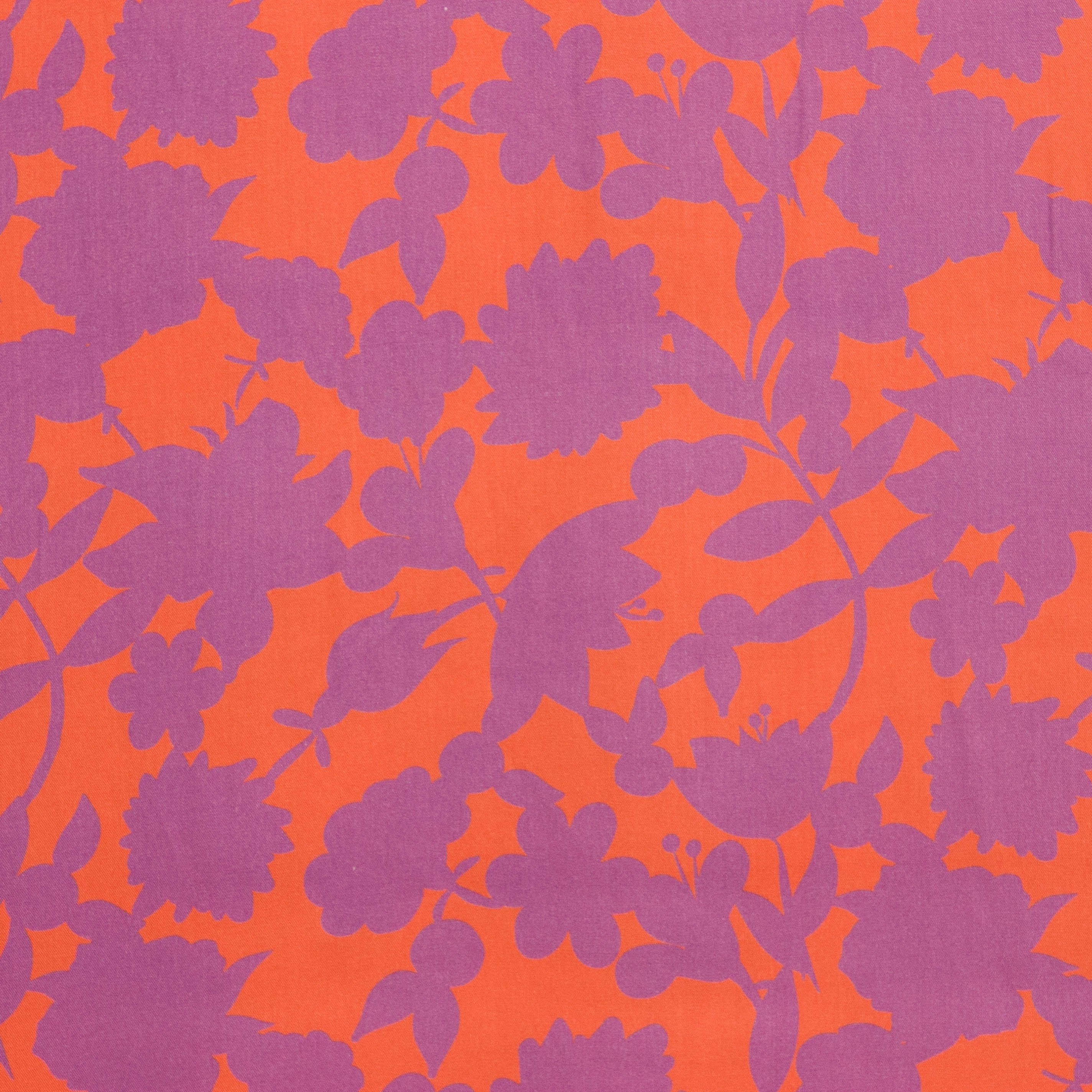 Viscose oranje modestof met paarse bloemen